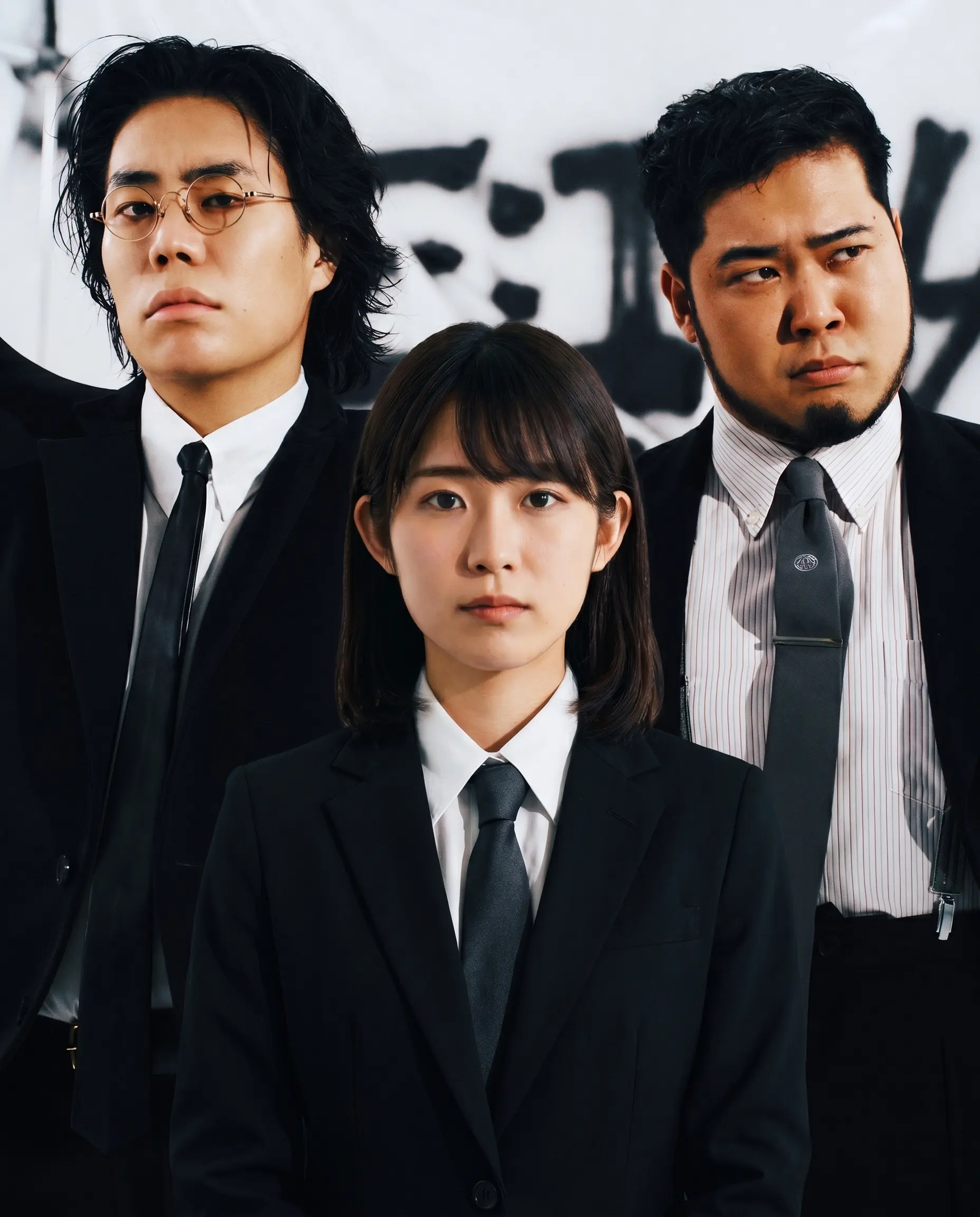 AI生成後：令和ロマンお二人の間に3人目としてユーザーが追加された状態。両者の顔・背景・ライティングはそのまま保護